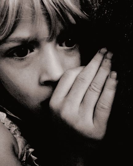 1200px-Scared_Child_at_Nighttime